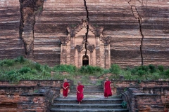 Novizen vor der unvollendeten Pagode in Mingun, Myanmar