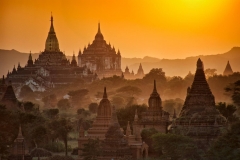 Tempel bei Sonnenuntergang in Bagan, Myanmar