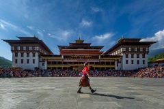 Junge vor Dzong in Thimphu
