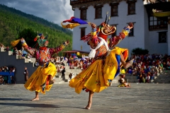 Maskentänzer im Dzong von Thimphu