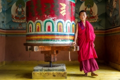 Novize-mit-Gebetsmühle