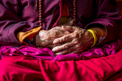 Hände einer Nonne in Thimphu