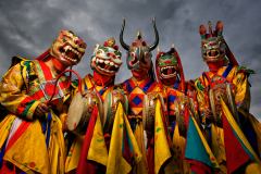 Maskentänzermit Trommeln  aus der Froschperspektive