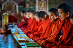 Nonnen beim Gebet in einem Kloster bei Punakha