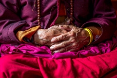 Hände einer Nonne in Thimphu, Bhutan