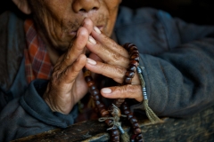 Betende Hände mit Gebetskette in Bhutan