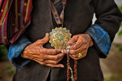 Hände einer alten Frau in Punakha, Bhutan