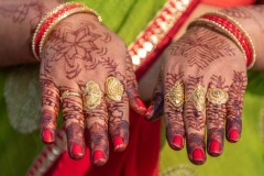 Hände mit Henna-Bemalung in Varanasi, Indien