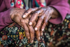 Hände einer sehr alten Frau in Myanmar