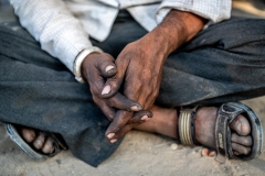 Hände eines Schmieds in Gujarat, Indien