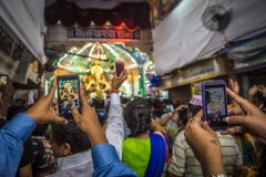 Hände mit Handies bei Ganesha Fest in Mumbai, Indien