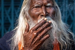 Raucher in Varanasi, Indien