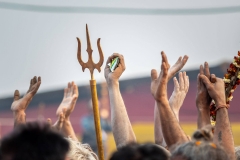 Hände (und Dreizack) beim Kumbh Mela Fest in Prayagraj, Indien