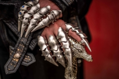 Hände mit "Klauen-Aufsätzen" beim WGT in Leipzig