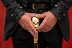 Hände mit Totenkopf-Stab beim WGT in Leipzig