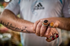 Hände mit Ringen eines Verkäufers im Bazar von Teheran, Iran