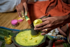 Hände beim Vorbereiten der Make-Up-Faben für den Kathakali-Tempeltanz in Kerala, ndien