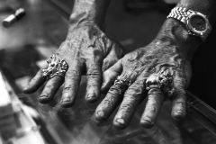 Hände eines Händlers in Bangkok, Thailand