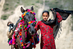 Nomadenmädchen mit Pferd