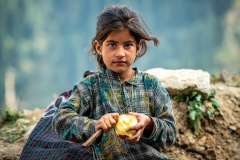 Nomadenmädchen mit Apfel