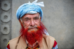 Ein alter Kashmiri hat sich den Bart rot gefärbt