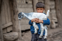 Nomadenjunge mit Zicklein