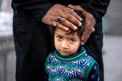 Mädchen mit schützender Hand des Großvaters