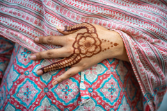 Henna-Tattoo auf der Hand einer Frau