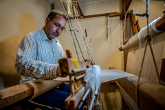 Teppichknüfer bei der Arbeit