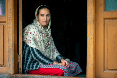 Kashmiri-Frau im Fenster