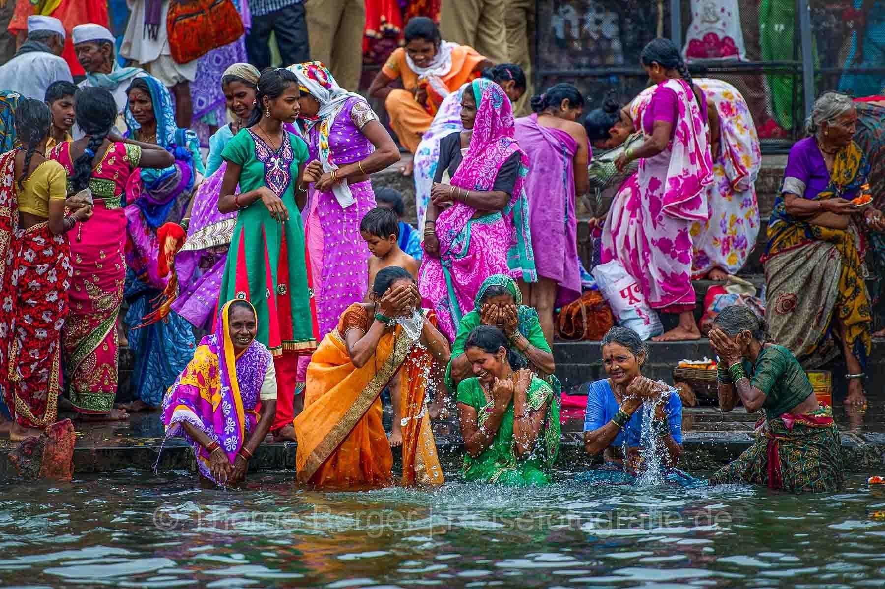 Frauen beim rituellen Bad auf der Kumbh Mela in Nashik 2015