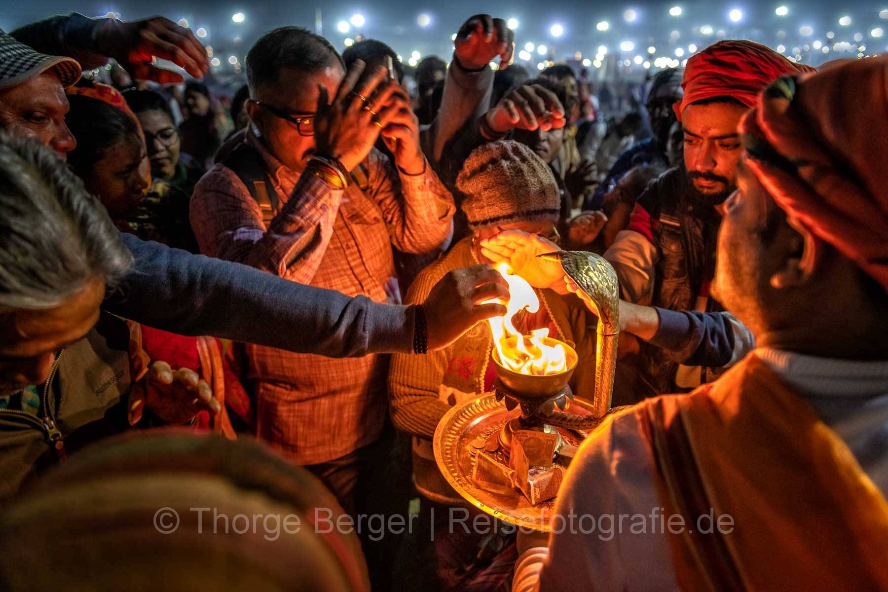 Abendgebet auf der Ardth Kumbh Mela in Praygraj 2019
