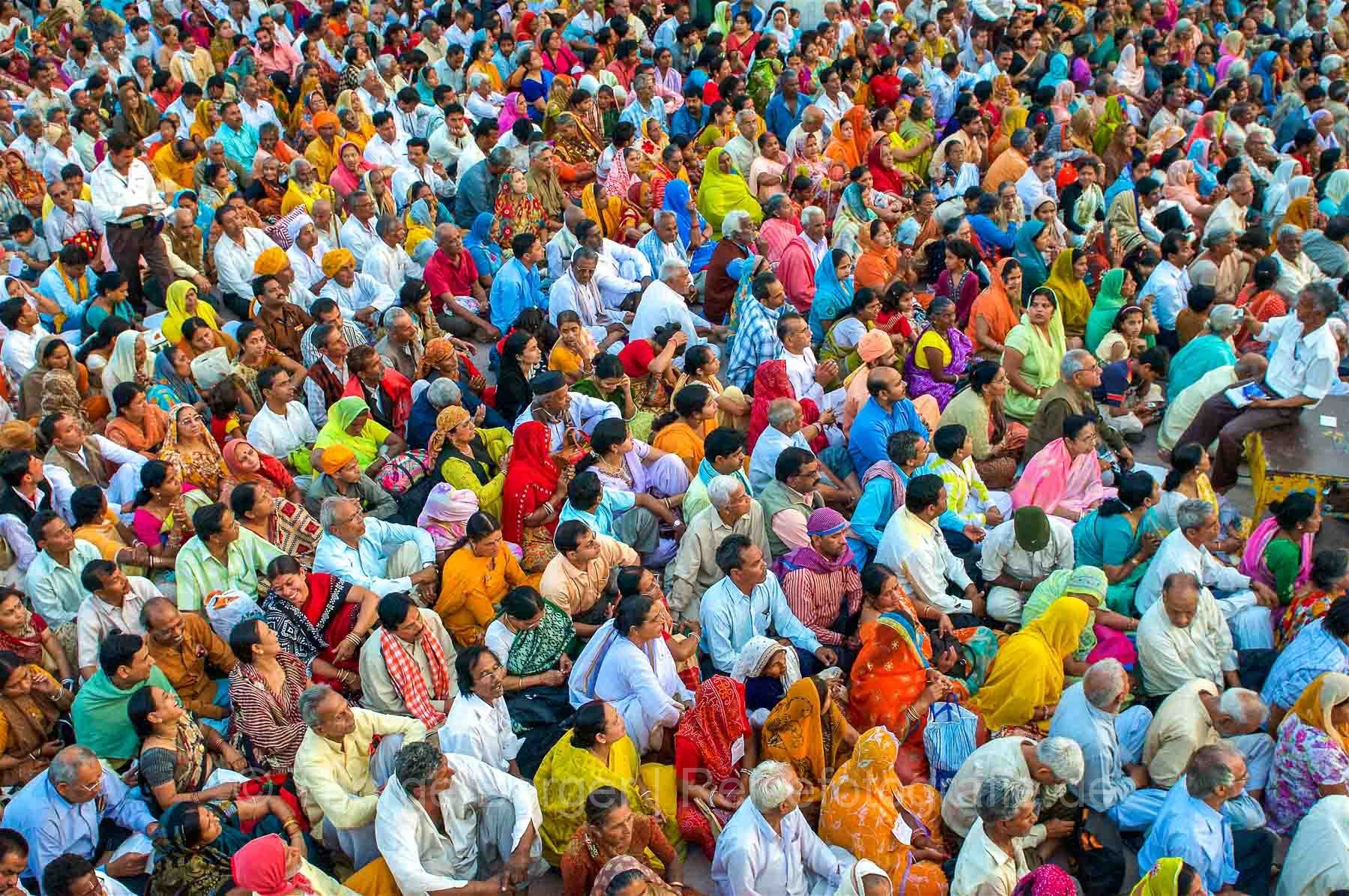 Menschen haben sich zum Abendgebet versammelt - Kumbh Mela in Haridwar 2010