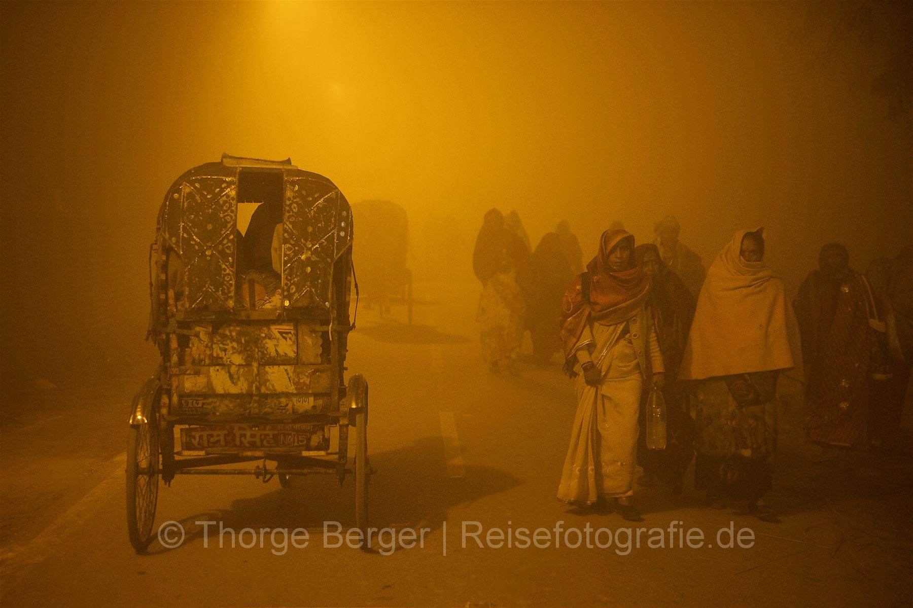 Pilger im Nebel unterwegs zur Kumbh Mela