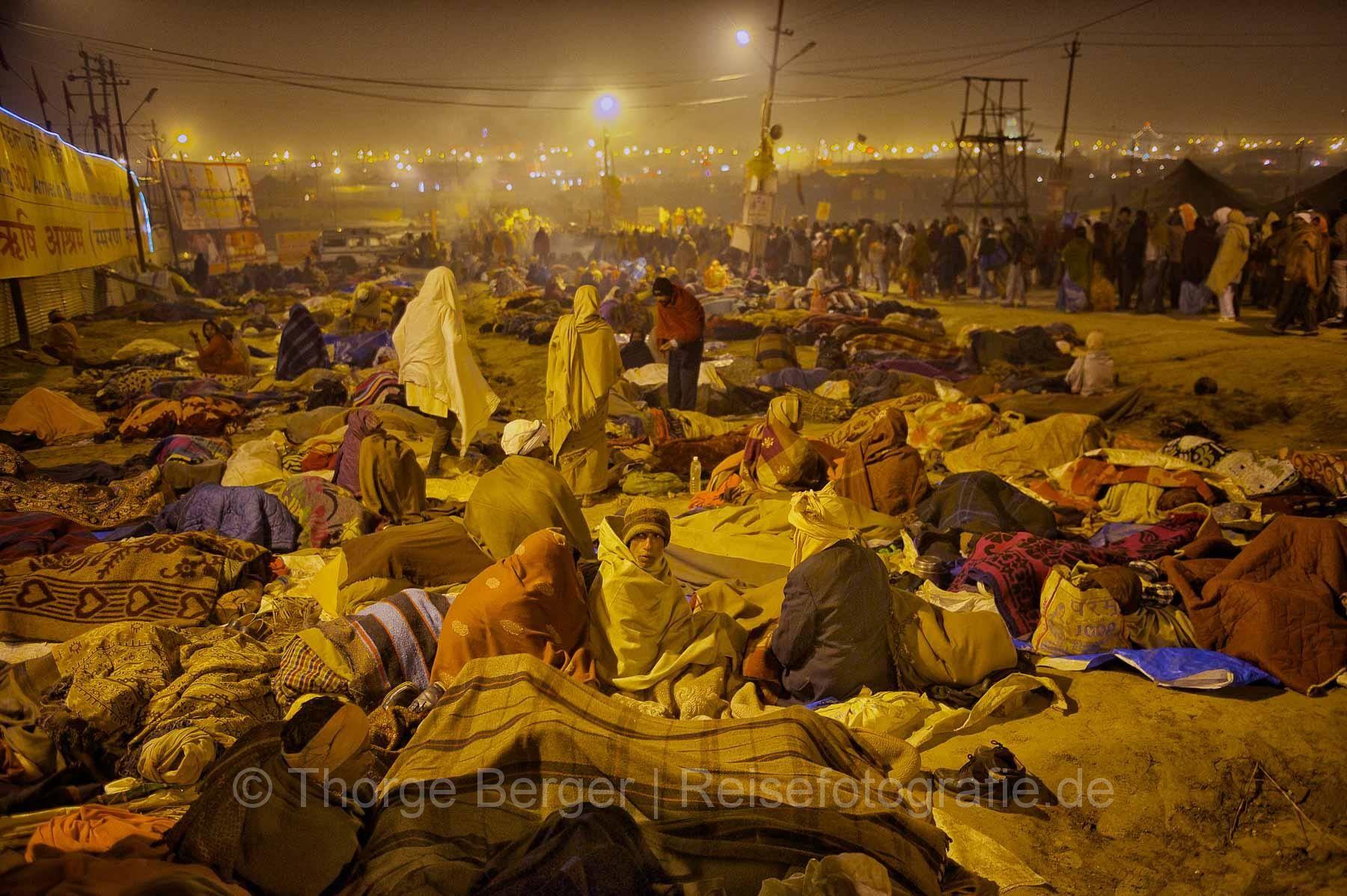 Pilger schlafen unter freiem Himmel bei der Kumbh Mela in Allhabad 2013