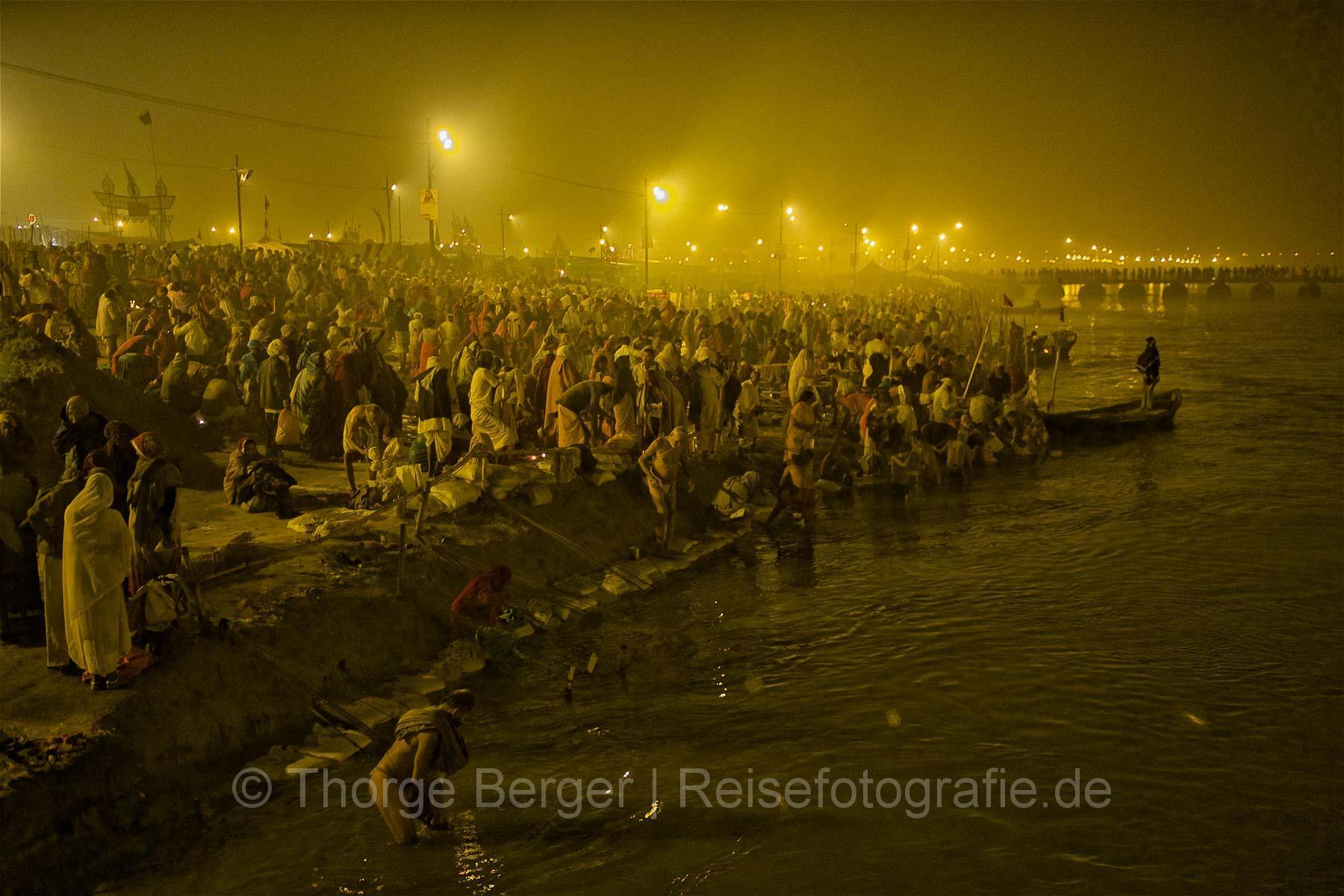 Menschenmassen am Ganges - Kumbh Mela 2013 in Allhabad