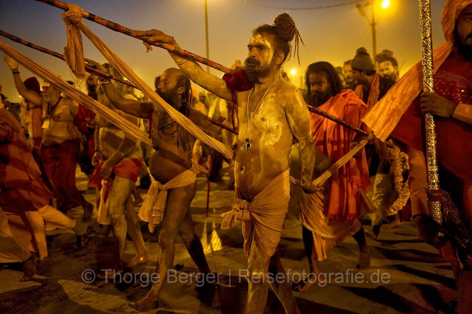 Marsch der Sadhus nach ihrem heiligen Bad - Allahabad 2013