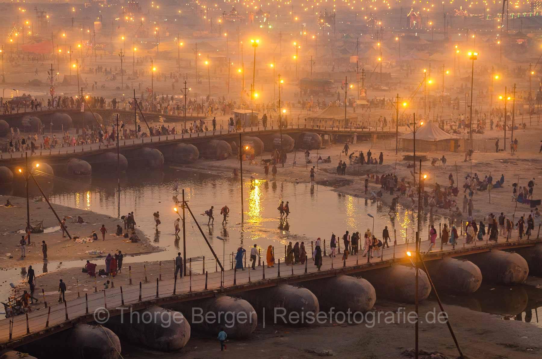 POntobrücken über den Ganges -  Kumbh Mela 2013 in Allhabad