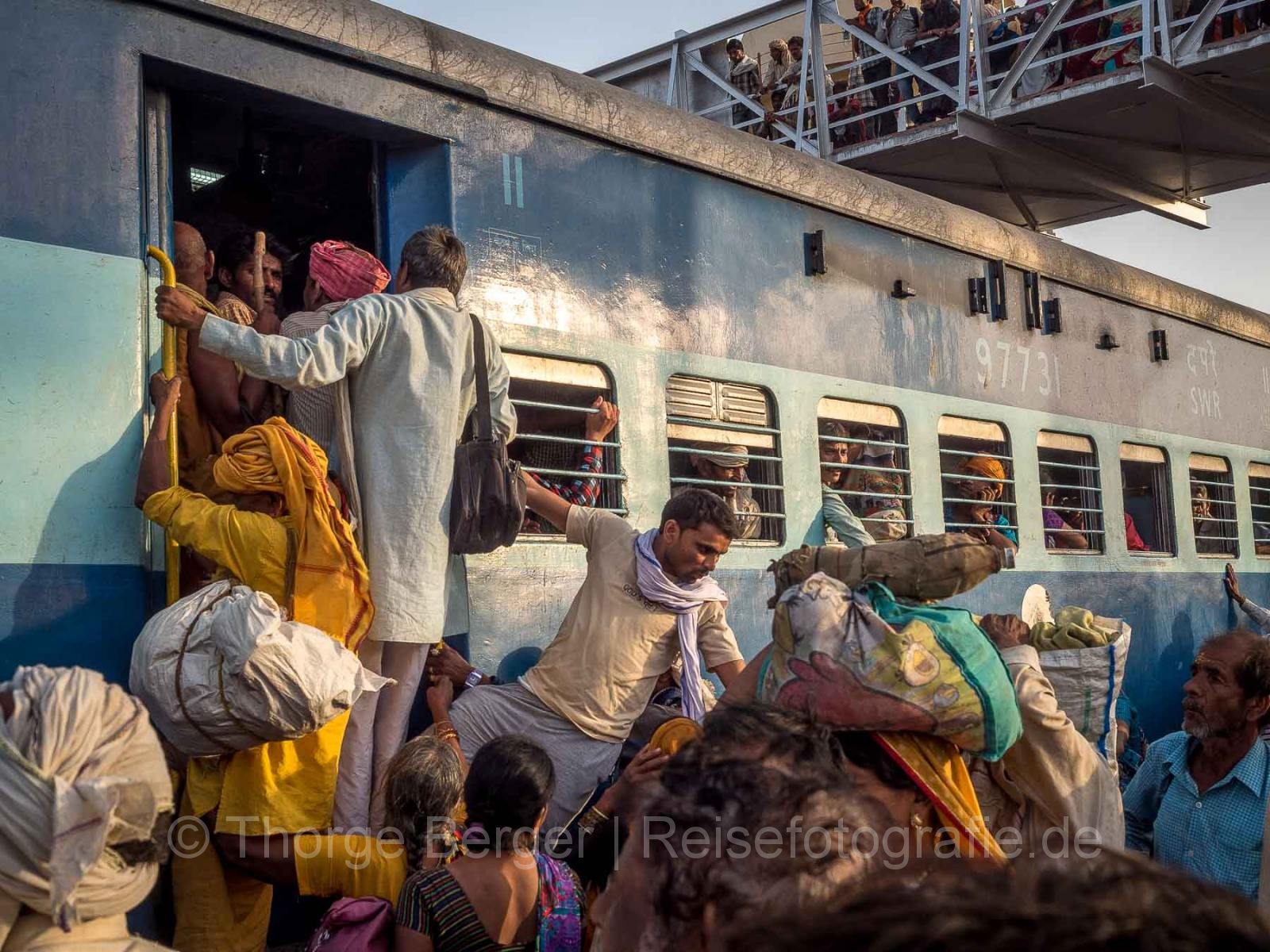 Menschenmassen bei der Abreise am Bahnhof - Kumbh Mela 2016 in Ujjain