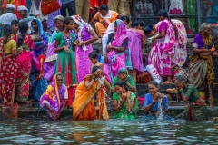 Frauen beim rituellen Bad auf der Kumbh Mela in Nashik 2015
