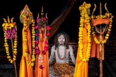 Meditierender Sadhu bei der Ardth Kumbh Mela 2019 in Prayagraj