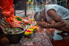 Mann beim Gebet während der Kumbh Mela in Nashik 2015