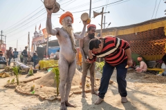 Mann verbeugt sich vor Sadhu - Ardth Kumbh Mela 2019 in Prayagraj