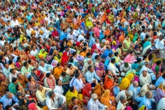 Menschen haben sich zum Abendgebet versammelt - Kumbh Mela in Haridwar 2010