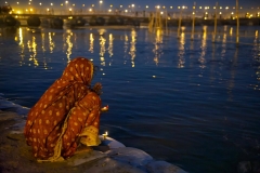 Betende Frau am Ganges auf der Kumbh Mela 2013 in Allahabad