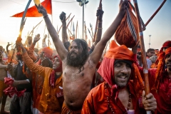 Glückliche Sadhus und Pilger nach ihrem heiligen Bad - Kumbh Mela 2013 in Allahabad