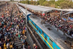 Menschenmassen bei der Abreise am Bahnhof - Kumbh Mela 2016 in Ujjain