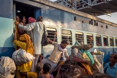 Menschenmassen bei der Abreise am Bahnhof - Kumbh Mela 2016 in Ujjain