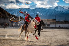 Polospieler vor Bergkulisse