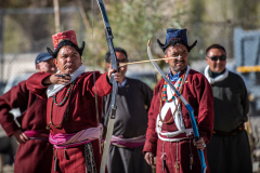 Traditionelle Bogenschützen im Turnier
